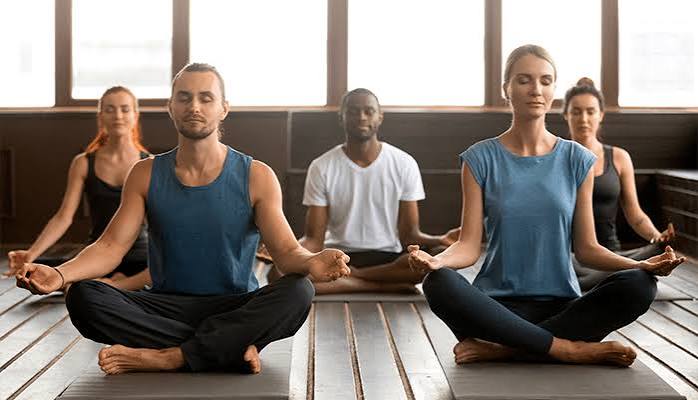 Clase de meditación en el estudio